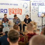 Na zdjęciu jeden z organizatorów Festiwalu RetroSfera vol. 6 podczas prelekcji edukacyjnej z gośćmi. Rozmowie przyglądają się uczestnicy festiwalu.