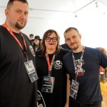 Fotografia przedstawiająca założycieli i organizatorów Festiwalu RetroSfera. Od lewej strony: Mariusz, Katarzyna i Andrzej.