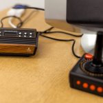 Fotografia przedstawia konsolę Atari oraz joystick do obsługi gier. Jest to jedne z eksponatów podczas 6 edycji Festiwalu starych gier, komputerów i konsol — RetroSfera vol 6.