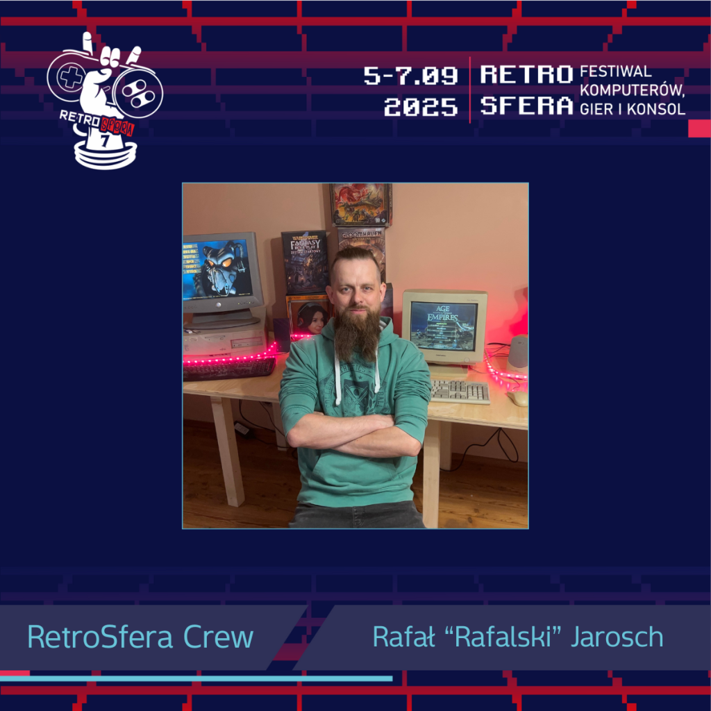 Rafał „Rafalski” Jarosch, członek RetroSfera Crew, pozuje na tle retro komputerów z włączonymi grami „Fallout” i „Age of Empires”. W tle widoczne są pudełka klasycznych gier komputerowych. U góry grafiki znajduje się logo RetroSfera 7 oraz informacja o dacie wydarzenia: 5–7 września 2025. Na dole umieszczono podpis: „RetroSfera Crew – Rafał 'Rafalski' Jarosch”.