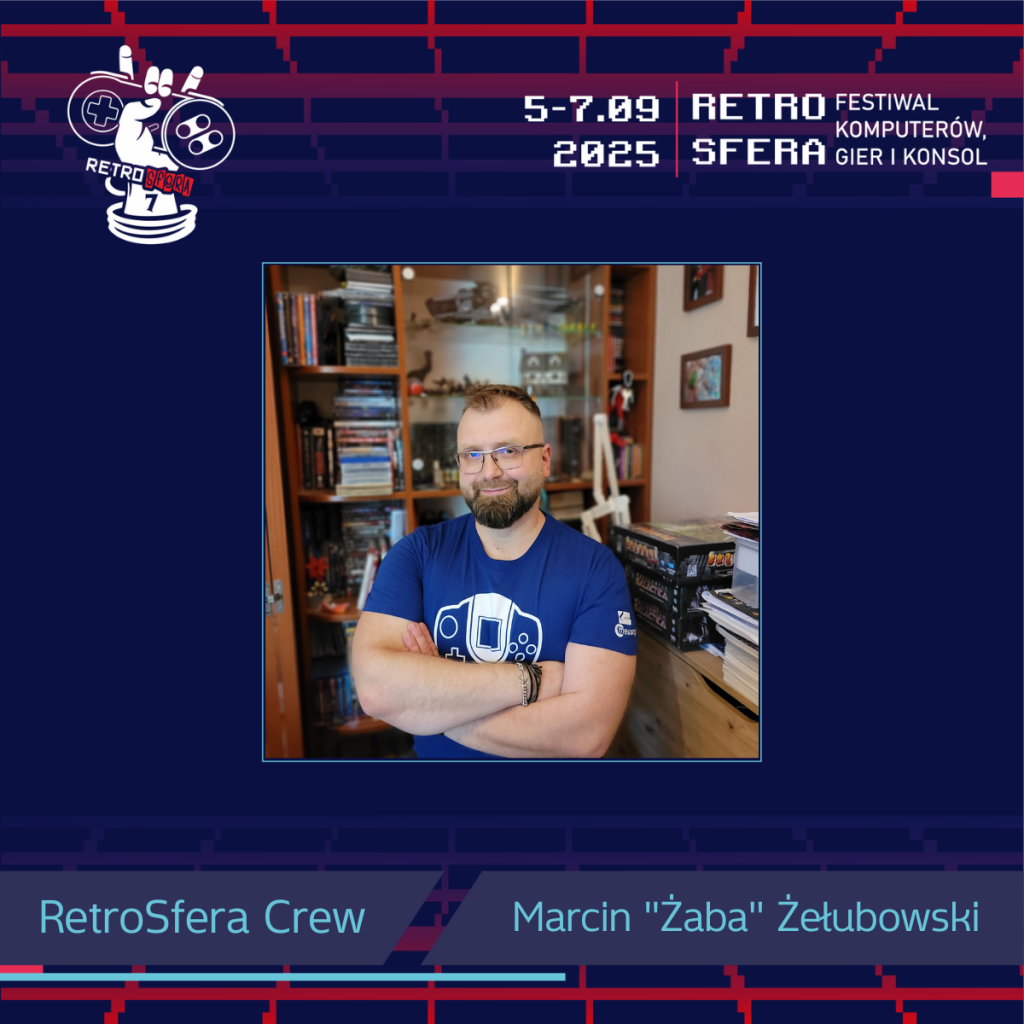 Marcin „Żaba” Żełubowski – członek ekipy RetroSfera Crew, pozuje z założonymi rękami na tle regału z książkami i grami. Ubrany w niebieską koszulkę z grafiką konsoli. Grafika promuje RetroSferę vol.7 – Festiwal Komputerów, Gier i Konsol, który odbędzie się 5–7 września 2025 roku.