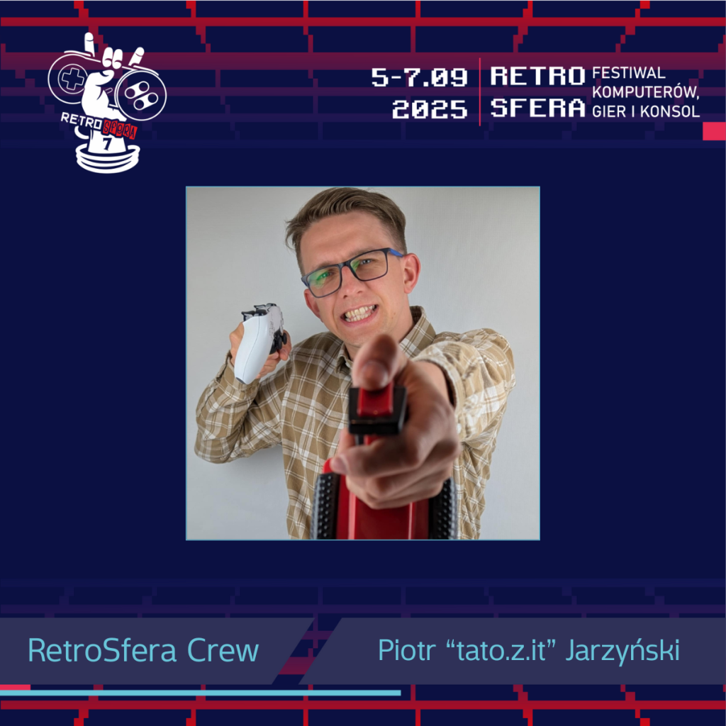Piotr „tato.z.it” Jarzyński pozuje z uśmiechem, celując w obiektyw czerwonym pistoletem z konsoli retro i trzymając w drugiej ręce nowoczesny biały gamepad. W tle grafika promująca RetroSferę vol.7 z datą 5–7 września 2025 roku i logotypami wydarzenia.