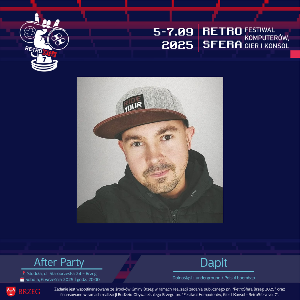 
Obraz przedstawia plakat promujący wydarzenie "Retro Sfera 2025" oraz "After Party - Dapit". Na plakacie znajduje się zdjęcie mężczyzny w czapce z daszkiem z napisem "RIDE YOUR". Mężczyzna patrzy wprost na widza. W górnej części plakatu widnieje logo festiwalu "Retro Sfera" oraz daty 5-7.09.2025 i napisy "RETRO FESTIWAL KOMPUTERÓW, GIER I KONSOL". W dolnej części plakatu znajdują się informacje o "After Party - Dapit", miejscu (Stodoła, ul. Starobrzeska 24 - Brzeg) i dacie (Sobota, 6 września 2025 | godz. 20:00). Jest tam również informacja o gatunku muzyki ("Dolnośląski underground / Polski boombap") i logotyp miasta Brzeg. Na samym dole plakatu znajduje się zdanie o współfinansowaniu zadania przez Gminę Brzeg.
