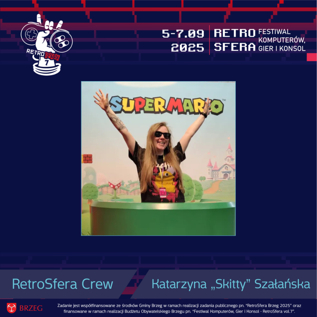 Katarzyna „Skitty” Szałańska, członkini RetroSfera Crew, pozuje z uśmiechem i uniesionymi rękami na tle kolorowej planszy z napisem "Super Mario", ubrana w czarną koszulkę z motywem gamingowym i okulary przeciwsłoneczne. Grafika promuje jej udział w RetroSferze vol.7, festiwalu komputerów, gier i konsol, który odbędzie się w dniach 5–7 września 2025 roku w Brzegu.