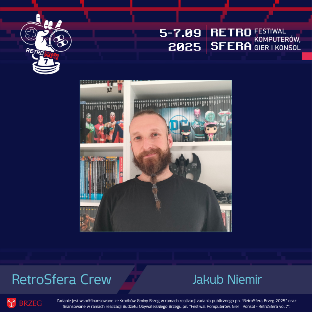 Jakub Niemir, członek RetroSfera Crew, stoi na tle półki pełnej komiksów i figurek z uniwersum DC. Ubrany w czarną koszulkę, z charakterystyczną zaplecioną brodą i łagodnym uśmiechem. U góry grafiki widnieje logo RetroSfera vol.7 oraz data wydarzenia: 5–7.09.2025. Na dole umieszczono podpis z jego imieniem oraz informację o dofinansowaniu wydarzenia przez Gminę Brzeg i Budżet Obywatelski Brzegu.
