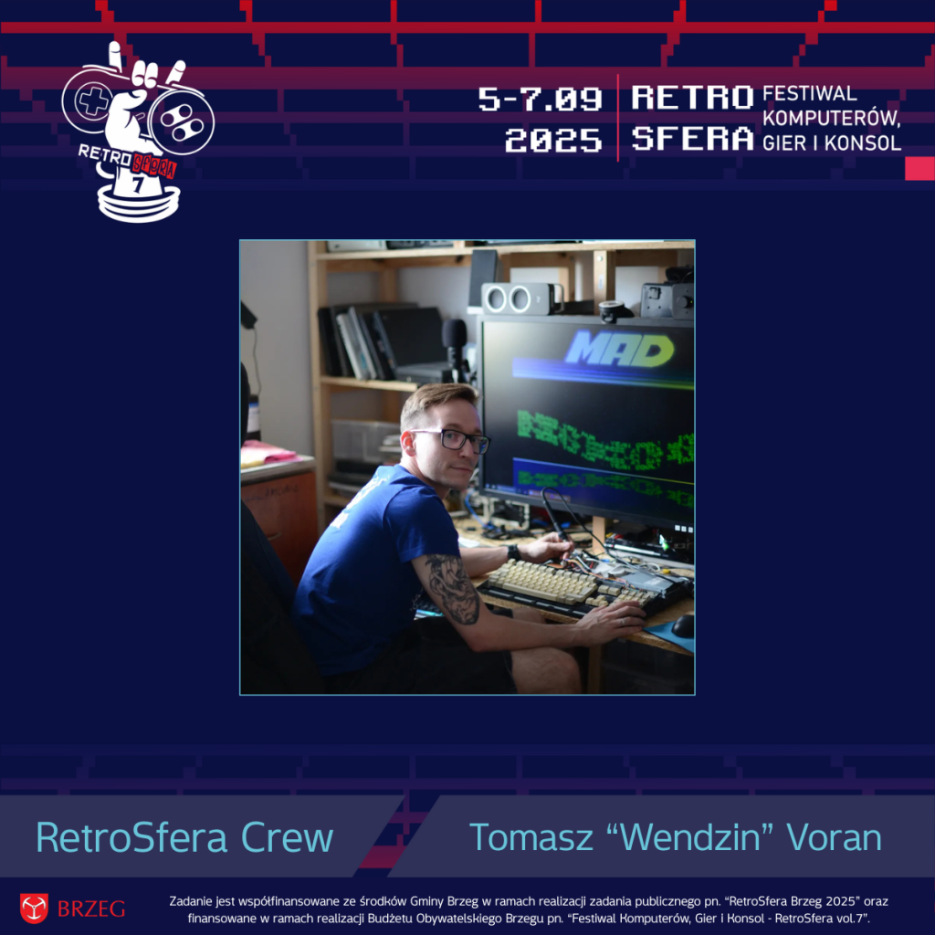 Tomasz „Wendzin” Voran siedzi przy biurku w otoczeniu sprzętu retro – monitora, komputerów i kabli. Na ekranie widnieje napis „MAD” w stylu retro. Tomasz uśmiecha się do obiektywu, trzymając narzędzia serwisowe. Grafika promuje jego dołączenie do ekipy RetroSfera Crew na Festiwalu Komputerów, Gier i Konsol – RetroSfera vol.7, który odbędzie się w dniach 5–7 września 2025 roku w Brzegu. W dolnej części grafiki umieszczono logotyp Gminy Brzeg i informację o współfinansowaniu wydarzenia.