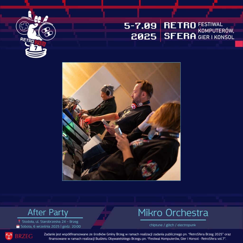 Trójka artystów z Mikro Orchestra występuje na scenie z urządzeniami retro – m.in. mikserami i konsolami – podczas koncertu. Na pierwszym planie kobieta w słuchawkach, obok niej dwóch mężczyzn pochylonych nad sprzętem. W tle grafika promująca RetroSferę vol.7, z datą 5–7 września 2025 i logotypem wydarzenia. Informacja o występie: After Party, Brzeg, 6 września 2025, godz. 20:00, Mikro Orchestra – chiptune / glitch / electropunk.