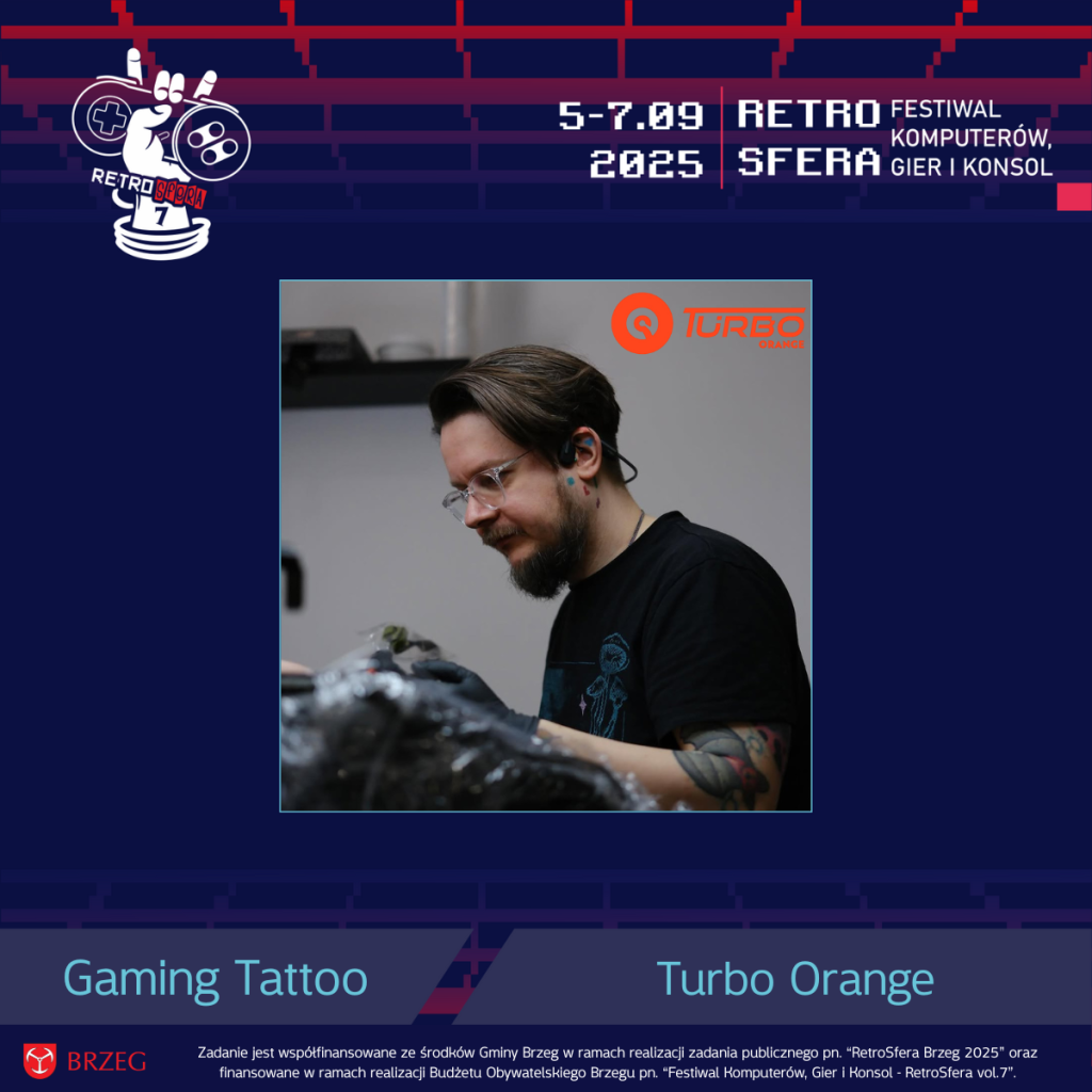 Artysta Turbo Orange podczas pracy nad tatuażem – skupiony, ubrany na czarno, z maszynką w dłoni. W tle grafika RetroSfera vol.7 z datą wydarzenia: 5–7.09.2025, logotypem festiwalu i logiem Turbo Orange. Podpis: „Gaming Tattoo – Turbo Orange”. Na dole informacja o współfinansowaniu wydarzenia przez Gminę Brzeg i Budżet Obywatelski.