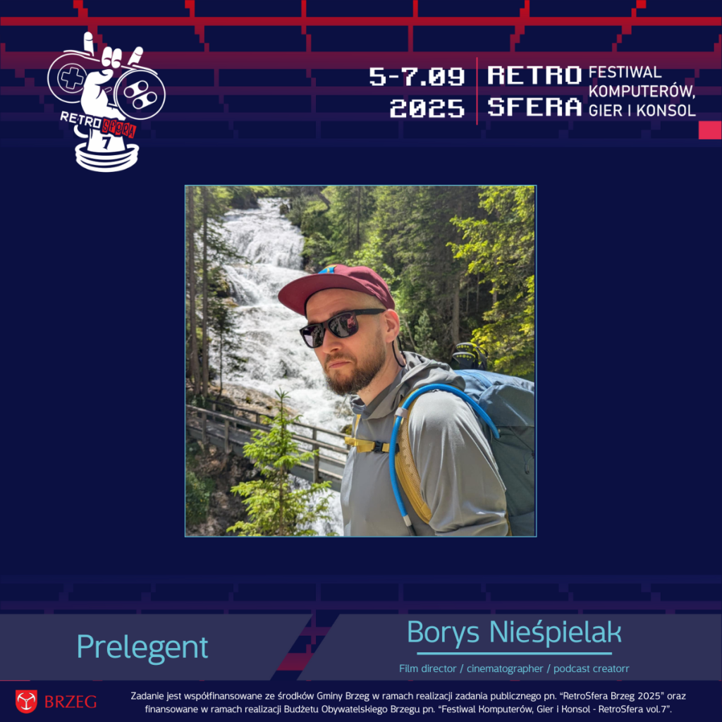 Grafika promująca prelegenta RetroSfery vol.7 – Borysa Nieśpielaka. W centralnej części znajduje się zdjęcie Borysa w plenerze, na tle wodospadu i lasu. Ma na sobie czapkę z daszkiem, okulary przeciwsłoneczne i plecak turystyczny. W górnej części grafiki widnieje logo RetroSfera vol.7 oraz data wydarzenia: 5–7.09.2025. Na dole znajduje się podpis: „Prelegent – Borys Nieśpielak, Film director / cinematographer / podcast creator”. Umieszczona jest też informacja o współfinansowaniu wydarzenia przez Gminę Brzeg i Budżet Obywatelski Brzegu.