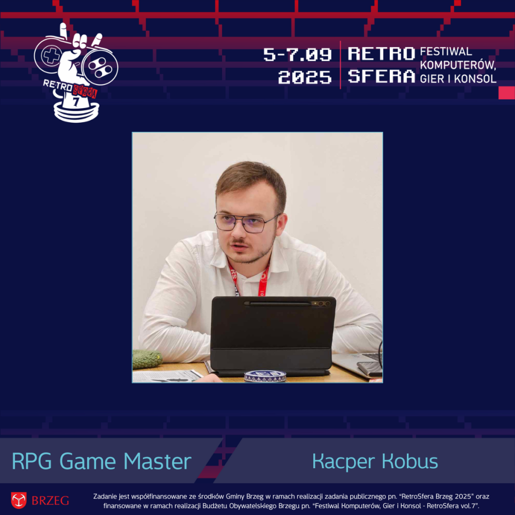 Kacper Kobus, Mistrz Gry RPG, siedzi przy stole z laptopem, prowadząc sesję podczas RetroSfery. Ubrany w białą koszulę i czerwoną smycz, skupiony na grze. W tle grafika promująca RetroSferę vol.7 – festiwal gier i komputerów odbywający się w dniach 5–7 września 2025 roku w Brzegu.