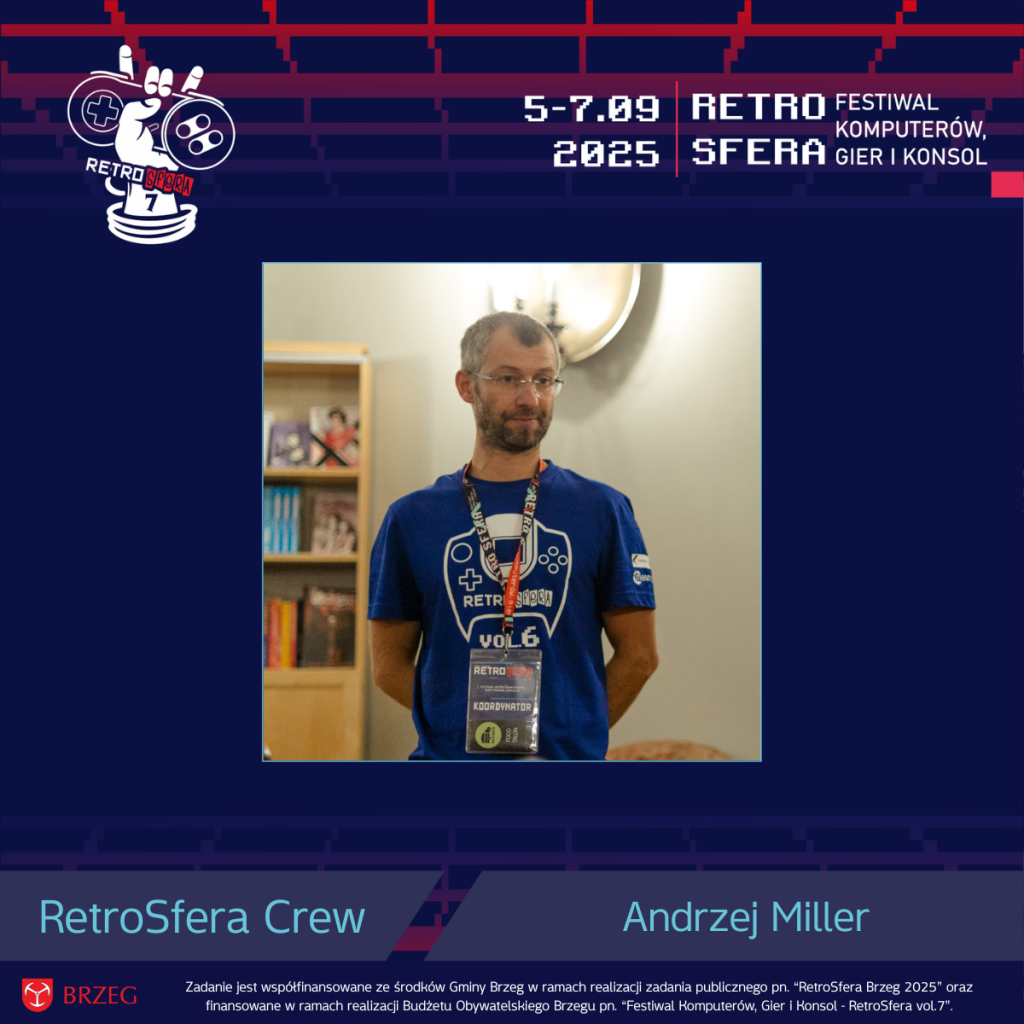 Andrzej Miller, członek zespołu RetroSfera, stoi przed półką z książkami, ubrany w niebieską koszulkę z logo RetroSfera vol.6 i identyfikatorem koordynatora. Na górze widnieje logo RetroSfera oraz informacje o festiwalu komputerów, gier i konsol (5–7 września 2025 r.). Na dole znajduje się logo miasta Brzeg i informacja o współfinansowaniu wydarzenia przez Gminę Brzeg.