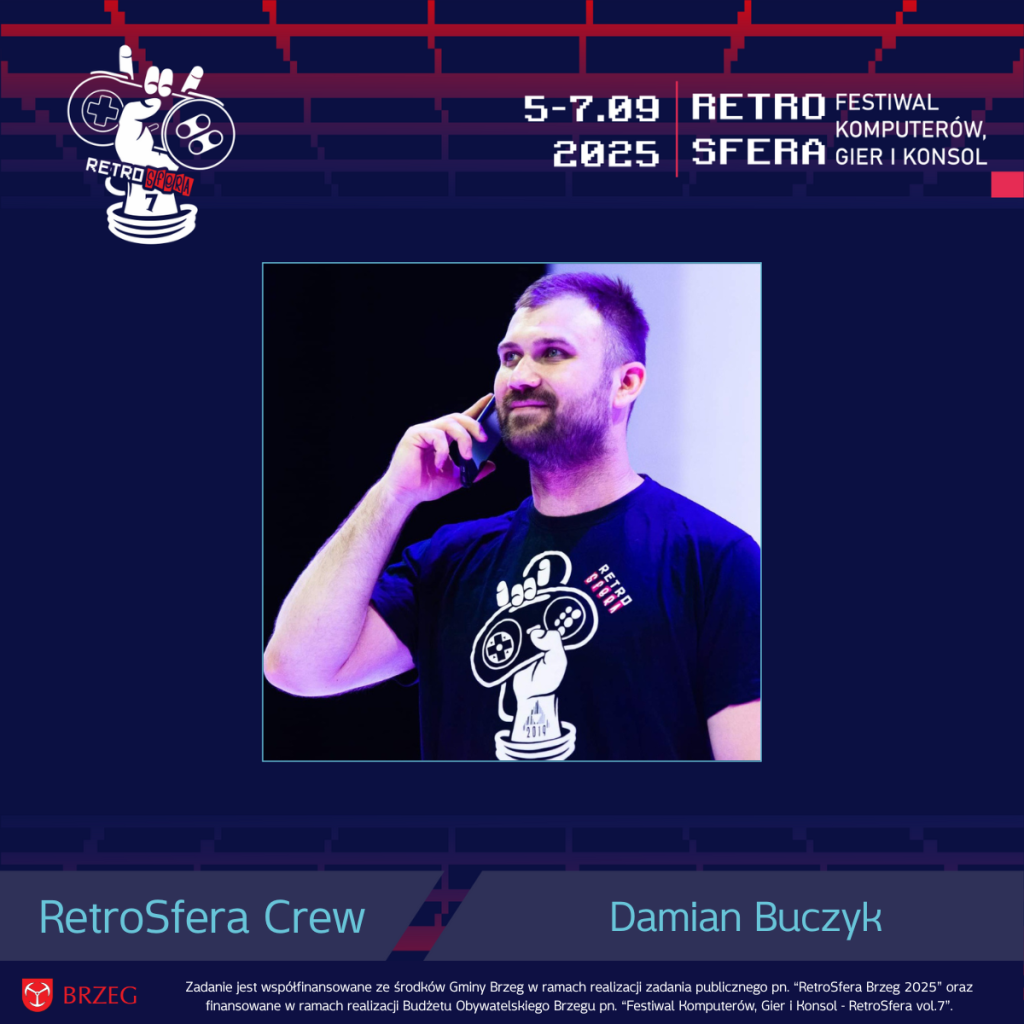 Damian Buczyk w koszulce RetroSfery trzyma telefon przy uchu i uśmiecha się lekko, stojąc na tle jasnego oświetlenia. W tle dominuje grafika RetroSfera vol.7 z datą wydarzenia oraz logo festiwalu.