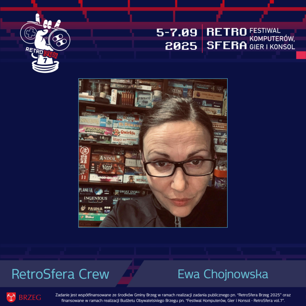 Ewa Chojnowska na tle regału pełnego gier planszowych. U dołu grafiki podpis "RetroSfera Crew – Ewa Chojnowska", a w rogu logo RetroSfera vol.7 wraz z datą wydarzenia: 5–7.09.2025. W tle motyw pikselowy oraz logotyp Gminy Brzeg z informacją o współfinansowaniu.
