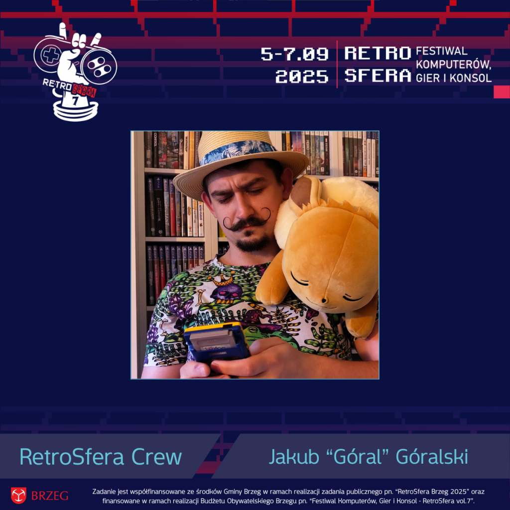  Mężczyzna z wąsem i słomkowym kapeluszem gra na klasycznym Game Boyu, z pluszakiem przypominającym Pokémona Eevee opartym o ramię. W tle półki pełne filmów i gier. Grafika zapowiada udział Jakuba „Górala” Góralskiego w RetroSfera vol.7.