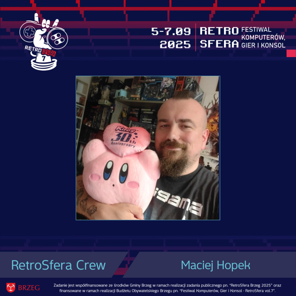Zdjęcie przedstawia Macieja Hopka z ekipy RetroSfera, który trzyma pluszową maskotkę Kirby z napisem „Kirby 30th Anniversary”. W tle widoczne są półki wypełnione grami i figurkami. Górna część grafiki zawiera logo RetroSfera oraz informacje o festiwalu odbywającym się w dniach 5–7 września 2025 roku. Na dole widnieją napisy „RetroSfera Crew” i „Maciej Hopek”.