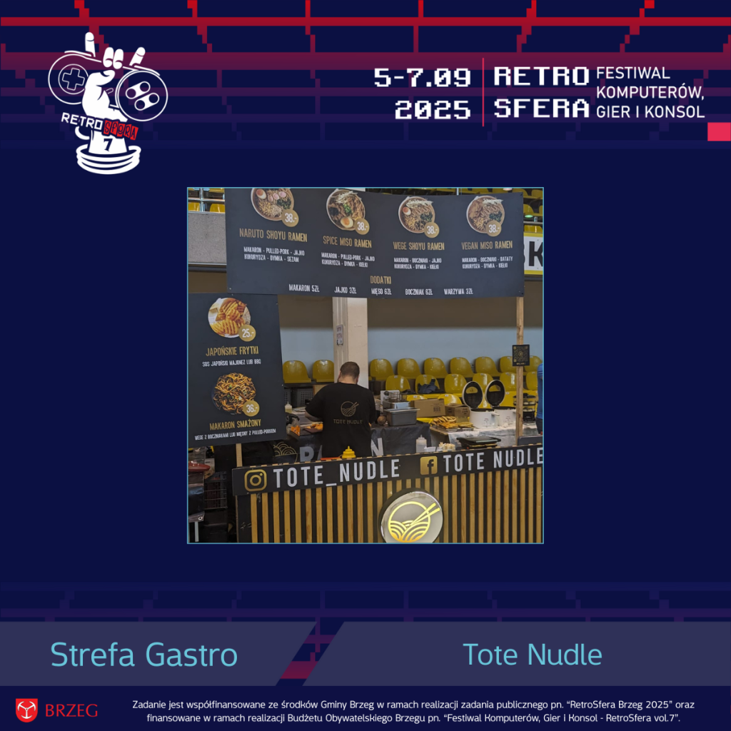Stoisko gastronomiczne Tote Noodle na festiwalu RetroSfera 2025 z dużym banerem oraz szczegółowym menu oferującym różne rodzaje ramenów, frytki i smażony makaron. Widoczne ceny oraz składniki potraw, w tym jajko, kurczak, szczypiorek i sezam. Na dole napis 'Tote Noodle' i logo marki.