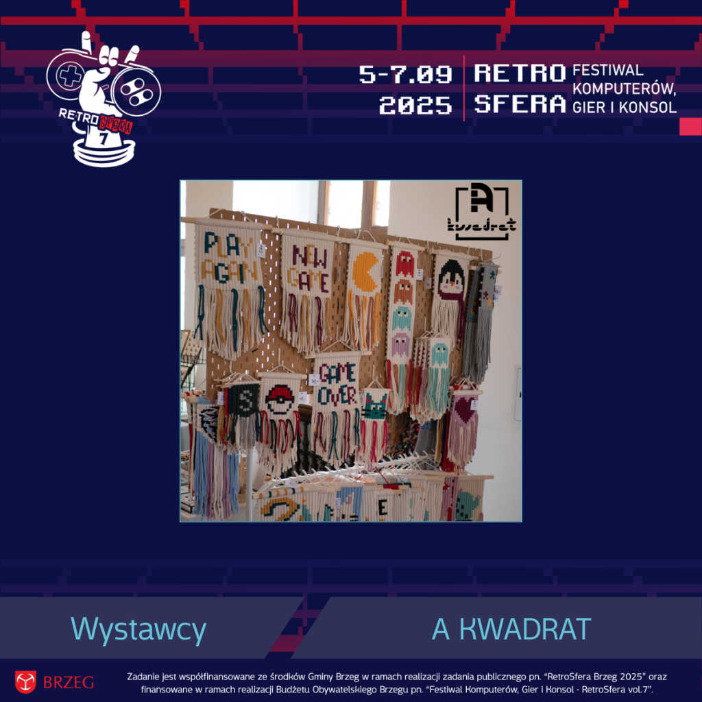 Plakat promujący RetroSfera vol. 7 – festiwal komputerów, gier i konsol – zapowiada wydarzenie na 5–7 września 2025 roku. Na zdjęciu widoczna jest wystawa rękodzieła inspirowanego retro grami wideo. Makramy przedstawiają m.in.. postacie i napisy z gier: Pac-Man, Pokémon, Mario, z hasłami typu 'NEW GAME' i 'GAME OVER'. W tle logo A KWADRAT, a na dole informacje o wsparciu finansowym ze strony Gminy Brzeg w ramach Budżetu Obywatelskiego Brzegu.