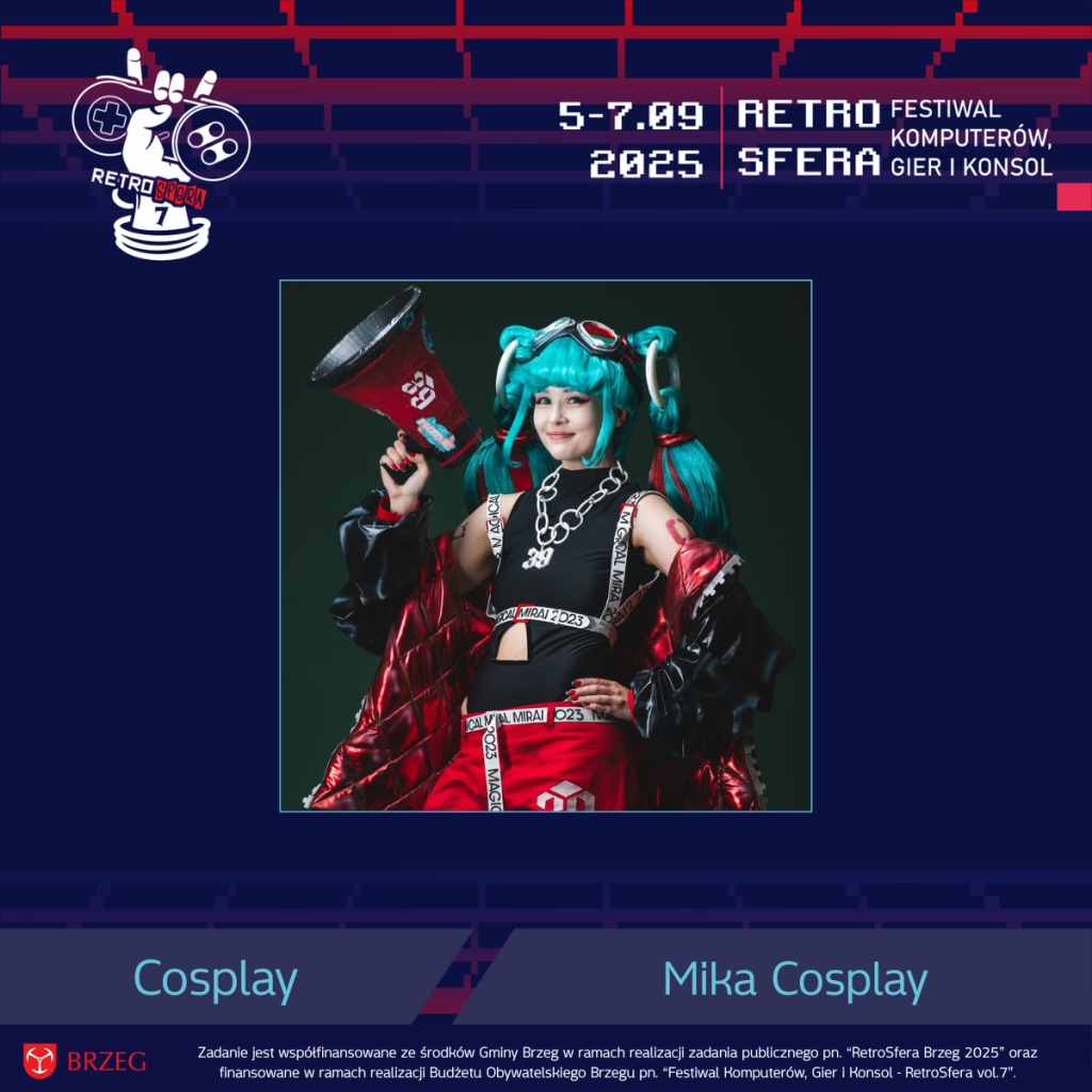 Mika Cosplay w stroju inspirowanym Hatsune Miku – turkusowa peruka z długimi kucykami, czarno-czerwony strój z elementami pianki EVA i łańcuchami, trzyma w ręku megafon. Grafika promująca udział Miki w Strefie Cosplay RetroSfery vol.7, z datą wydarzenia 5–7 września 2025 w Brzegu.