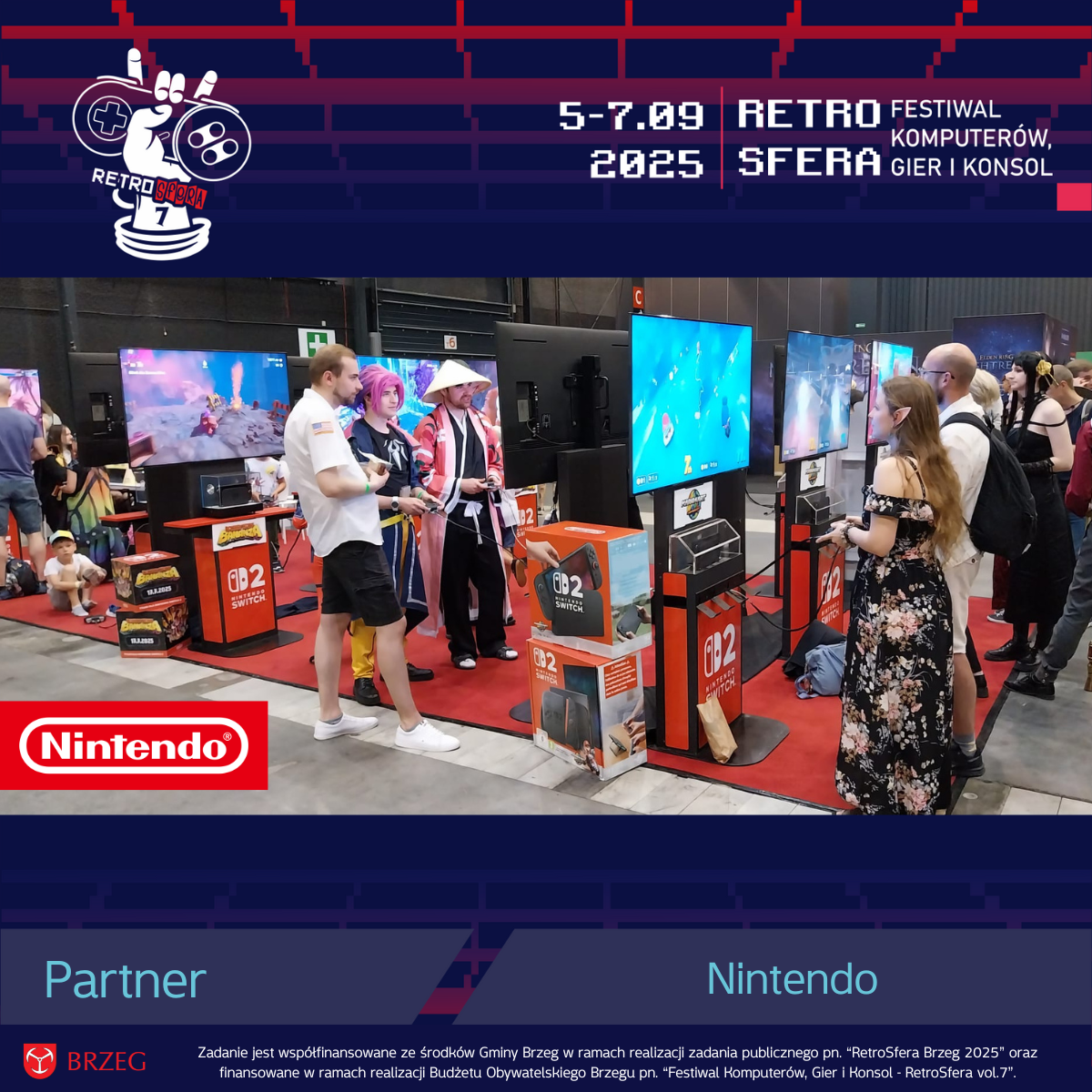Stoisko Nintendo z konsolami Nintendo Switch 2 podczas imprezy gamingowej. Uczestnicy, w tym cosplayerzy, grają na dużych ekranach w różne gry. Na froncie widoczne są pudełka konsoli Switch 2. W górnej części grafiki logo RetroSfera vol.7 z datą 5–7 września 2025, w dolnej – logo Nintendo, oznaczenie “Partner” oraz informacja o współfinansowaniu wydarzenia przez Gminę Brzeg i Budżet Obywatelski Brzegu.