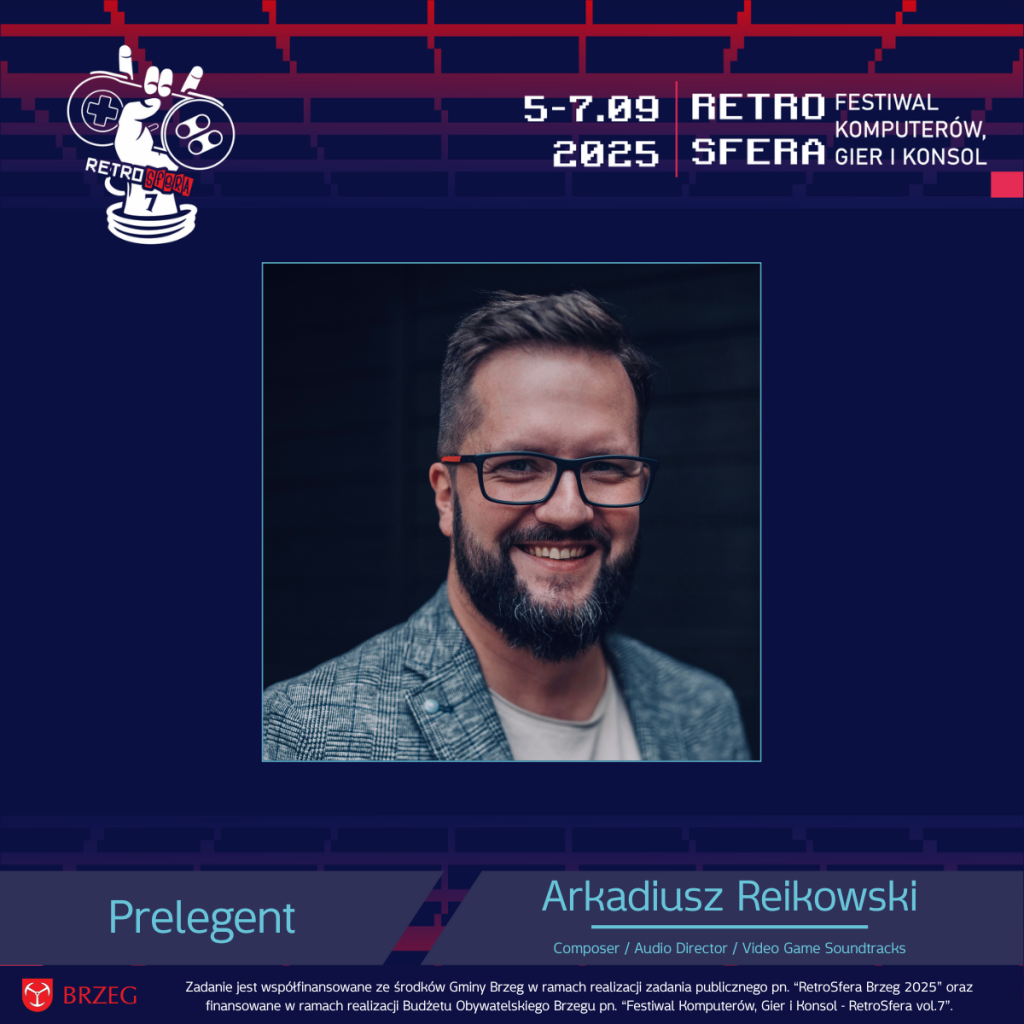 Grafika promująca prelegenta RetroSfera vol.7 – Arkadiusza Reikowskiego. U góry logo wydarzenia i data „5–7.09.2025” oraz napis „RetroSfera – Festiwal Komputerów, Gier i Konsol”. W centralnej części zdjęcie uśmiechniętego mężczyzny w okularach, z brodą i krótkimi włosami, w marynarce i jasnej koszulce. Pod zdjęciem podpis: „Prelegent – Arkadiusz Reikowski, Composer / Audio Director / Video Game Soundtracks”. Na dole logotyp Gminy Brzeg i informacja o współfinansowaniu zadania z budżetu obywatelskiego.