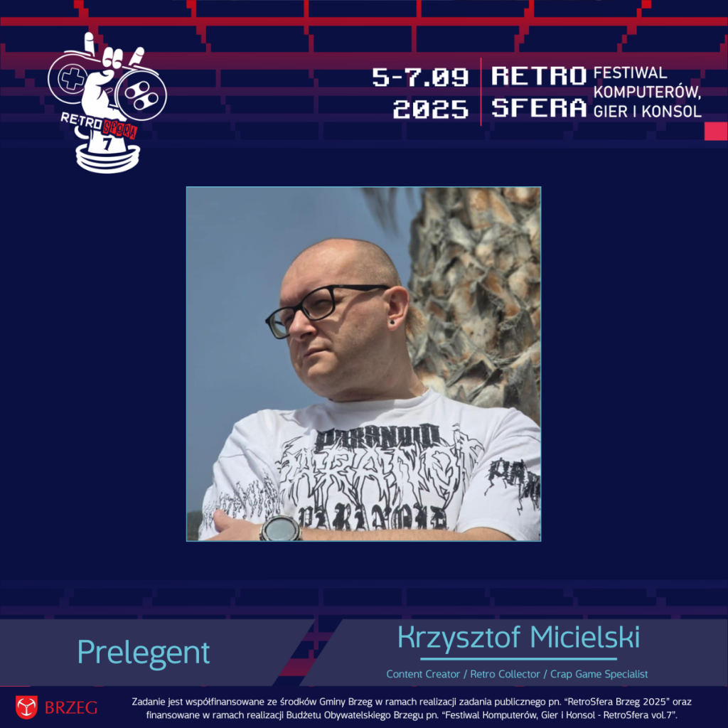Grafika promująca prelegenta RetroSfery vol.7. Na środku zdjęcie Krzysztofa „NRGeek” Micielskiego w białej koszulce i okularach, na tle drzewa palmowego. U góry widnieje logo RetroSfera vol.7 z datą 5–7.09.2025 i napisem „Retro Festiwal Komputerów, Gier i Konsol”. Na dole podpis: „Prelegent – Krzysztof Micielski, Content Creator / Retro Collector / Crap Game Specialist”.