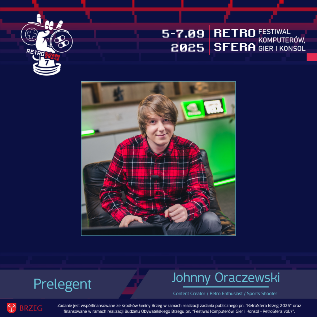 Grafika promująca prelegenta RetroSfery vol.7 – Johnny’ego Oraczewskiego. Na górze po lewej logo wydarzenia z napisem „RetroSfera 7” oraz datą „5–7.09.2025”. W centralnej części zdjęcie Johnny’ego siedzącego w fotelu, ubranego w czerwoną koszulę w kratę, z uśmiechem patrzącego w stronę obiektywu. W tle rozmyte zielone podświetlenie i elementy wystroju. Na dole napis „Prelegent – Johnny Oraczewski” oraz opis „Content Creator / Retro Enthusiast / Sports Shooter”. W stopce logotyp miasta Brzeg i informacja o współfinansowaniu wydarzenia przez Gminę Brzeg oraz w ramach Budżetu Obywatelskiego Brzegu.