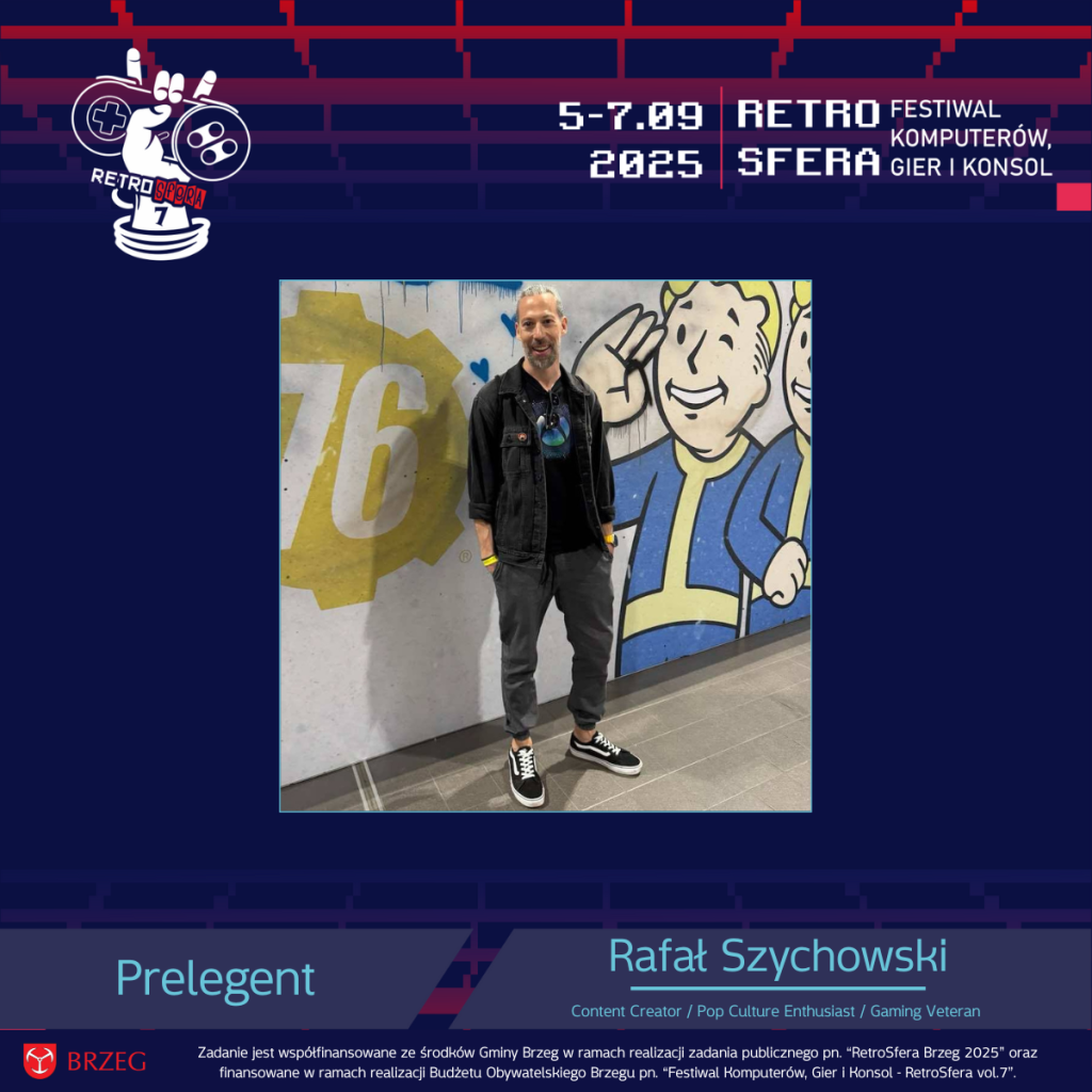 Rafał Szychowski na tle ściany z motywem z gry Fallout 76, stojący obok postaci Vault Boya. Ubrany w czarną kurtkę, koszulkę i szare spodnie. Na górze grafiki logo RetroSfera vol.7 i daty wydarzenia: 5–7.09.2025. Na dole napis: „Prelegent – Rafał Szychowski – Content Creator / Pop Culture Enthusiast / Gaming Veteran”. W stopce informacja o współfinansowaniu zadania przez Gminę Brzeg i Budżet Obywatelski Brzegu.