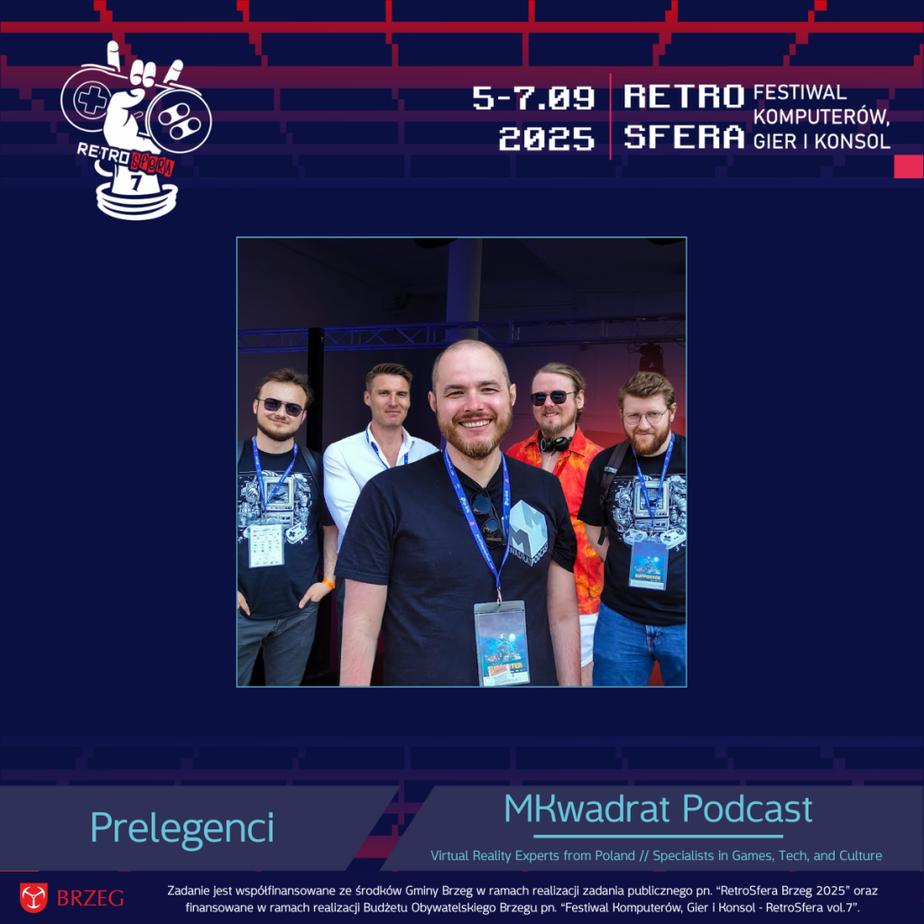 Grupa prelegentów MKwadrat Podcast pozuje wspólnie podczas wydarzenia, w tle scena festiwalowa. Grafika promuje ich udział w RetroSfera vol.7 – Festiwalu Komputerów, Gier i Konsol w Brzegu, który odbędzie się 5–7 września 2025 roku. Na górze widoczne logo RetroSfera 7 oraz daty wydarzenia, u dołu podpis: Prelegenci – MKwadrat Podcast, Virtual Reality Experts from Poland.