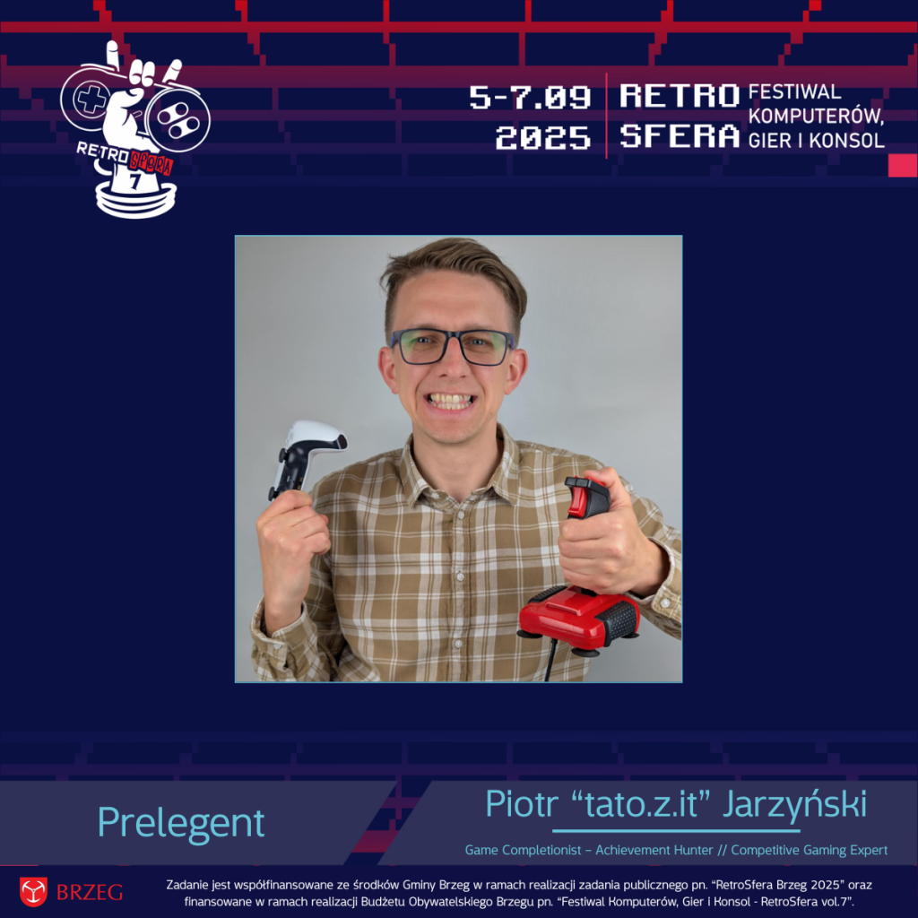 Grafika promująca prelegenta RetroSfery vol.7. W centralnej części zdjęcie Piotra „tato.z.it” Jarzyńskiego uśmiechniętego, w okularach i koszuli w kratę, trzymającego w dłoniach dwa kontrolery do gier – nowoczesny i retro. Nad zdjęciem widnieje logo RetroSfera 7 oraz data wydarzenia 5–7.09.2025. U dołu podpis: „Prelegent – Piotr ‘tato.z.it’ Jarzyński. Game Completionist – Achievement Hunter // Competitive Gaming Expert”. W lewym dolnym rogu herb miasta Brzeg i informacja o współfinansowaniu wydarzenia przez Gminę Brzeg i Budżet Obywatelski Brzegu.
