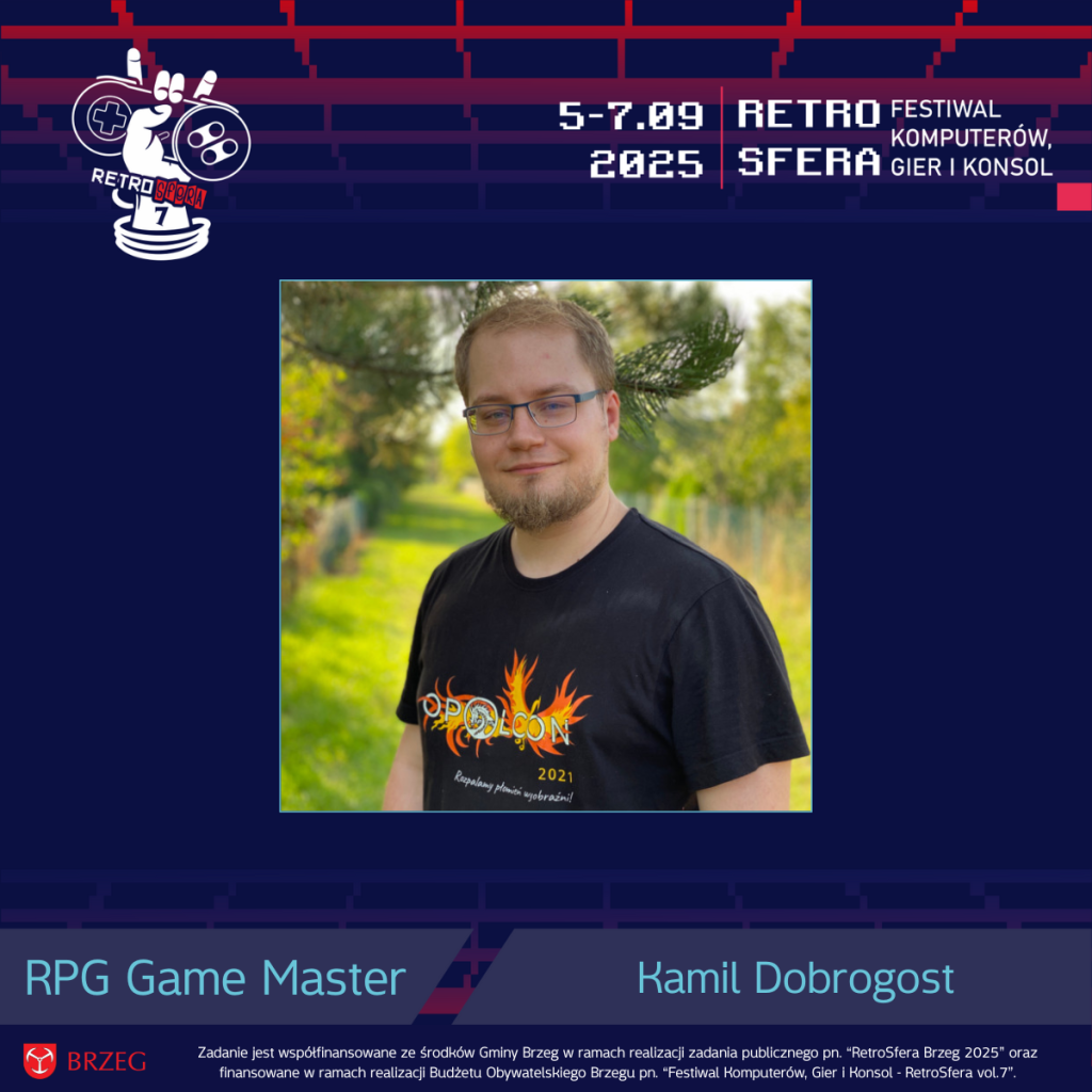 Portret Kamila Dobrogosta, RPG Game Mastera RetroSfery vol.7, uśmiechniętego mężczyzny w okularach i czarnej koszulce z logo Opolcon 2021. W tle zielone drzewa i trawa. Na górze grafiki logo RetroSfera vol.7 z datą 5–7.09.2025 oraz napisem „Festiwal Komputerów, Gier i Konsol”. Na dole podpis „RPG Game Master – Kamil Dobrogost” oraz informacja o współfinansowaniu wydarzenia przez Gminę Brzeg i Budżet Obywatelski Brzegu.