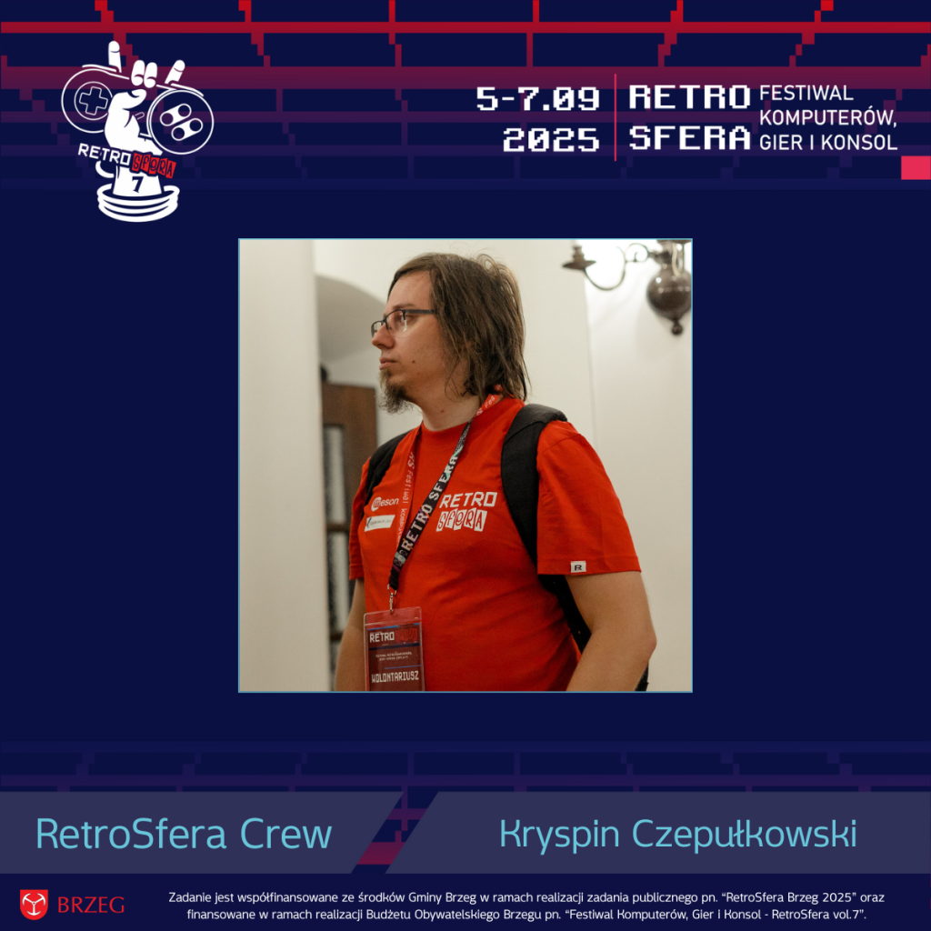 Mężczyzna w czerwonej koszulce RetroSfera z identyfikatorem i smyczą festiwalową, stojący we wnętrzu Ratusza. W tle jasna ściana i kinkiet. Na grafice widnieją napisy: „RetroSfera Crew – Kryspin Czepułkowski”, „RetroSfera vol.7 – 5–7.09.2025 – Festiwal Komputerów, Gier i Konsol”. Na dole informacja o współfinansowaniu wydarzenia przez Gminę Brzeg i Budżet Obywatelski Brzegu.