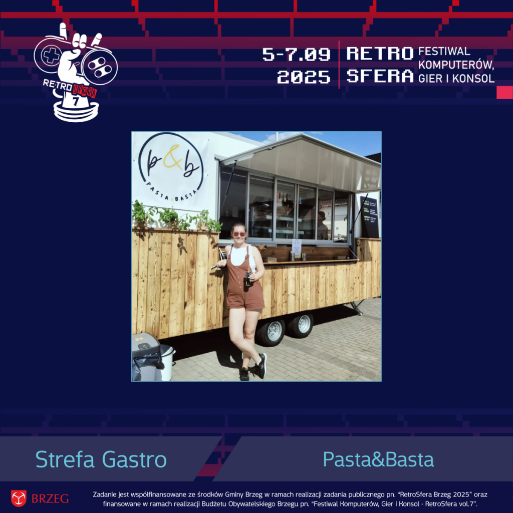Kobieta w letnim stroju stoi przed drewnianą przyczepą foodtrucka Pasta&Basta, trzymając butelkę napoju. Na przyczepie widoczny jest okrągły szyld z logo „p&b Pasta&Basta”. Grafika promuje Strefę Gastro podczas RetroSfery vol.7, która odbędzie się w dniach 5–7 września 2025 w Brzegu. Na dole umieszczono logotyp Gminy Brzeg oraz informację o współfinansowaniu wydarzenia.