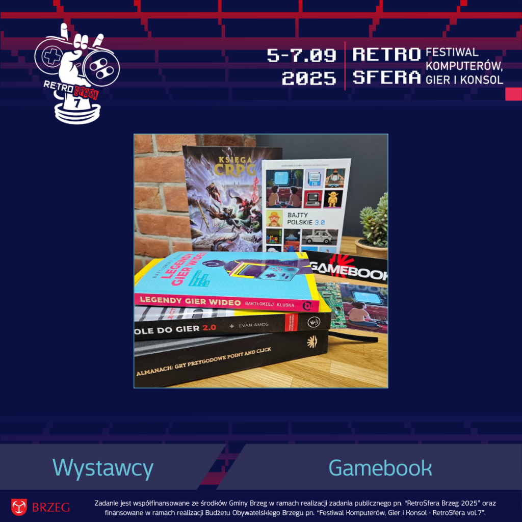 Plansza informacyjna RetroSfery vol.7 z logotypem wydarzenia, datą 5–7.09.2025 i napisem "Festiwal Komputerów, Gier i Konsol". W centralnej części zdjęcie książek Wydawnictwa Gamebook: „Księga CRPG”, „Bajty Polskie 3.0”, „Legendy Gier Wideo”, „Konsole do gier 2.0” i „Almanach: Gry przygodowe Point and Click”, ułożonych na tle ceglanej ściany i rośliny doniczkowej. Na dole grafiki belka z podpisem: "Wystawcy – Gamebook" oraz informacją o współfinansowaniu zadania przez Gminę Brzeg i Budżet Obywatelski Brzegu.