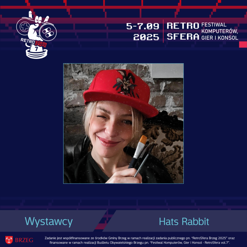 Grafika promująca wystawcę RetroSfery vol.7 – Hats Rabbit. Uśmiechnięta kobieta w czerwonej czapce z ręcznie malowaną postacią, trzymająca w dłoni pędzle. W tle ceglana ściana. W górnej części widnieje logo RetroSfery 7 i data wydarzenia 5–7.09.2025. Na dole napis: „Wystawcy – Hats Rabbit”.